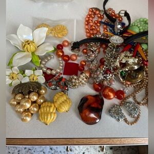 Mixed lot of vintage jewelry